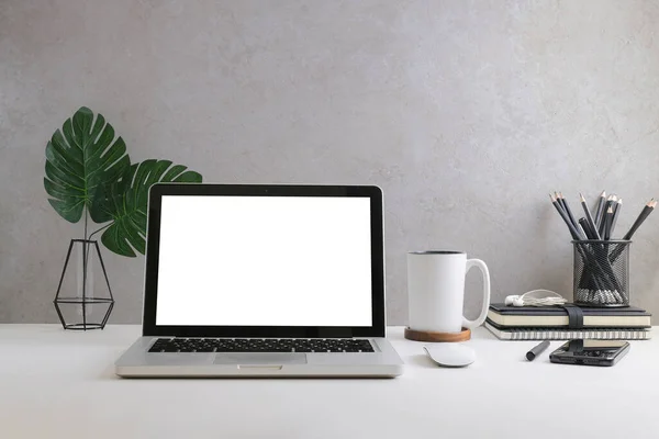 Laptop Komputerowy Pustym Wyświetlaczem Filiżanka Kawy Papeteria Białym Stole Biuro — Zdjęcie stockowe