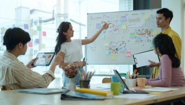 Başarılı iş adamları, modern ofis kurma projesinde beyin fırtınası yapıyorlar..