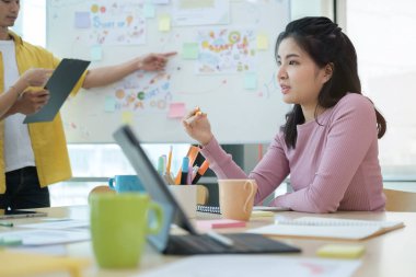 İş adamlarının beyin fırtınası yapması, ofiste iş stratejileri başlatma planları yapması..