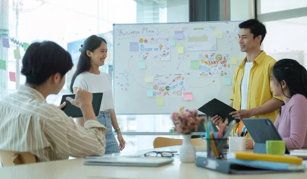 Modern bir ofiste başarılı bir takım toplantısı..