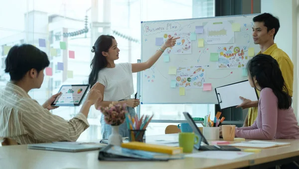 Başarılı iş adamları, modern ofis kurma projesinde beyin fırtınası yapıyorlar..