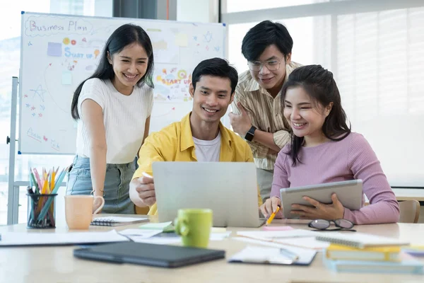 Girişimci iş adamları yeni başarılı bir başlangıç projesi üzerinde beyin fırtınası yapıyor ve tartışıyorlar.