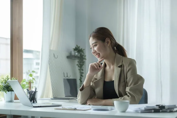 Splendida Giovane Donna Affari Seduta Ufficio Luminoso Guardando Schermo Del — Foto Stock