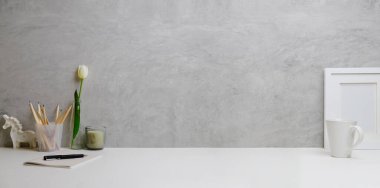 İçişleri Bakanlığı. Resim çerçevesi, kahve fincanı, defter ve kalem tutacağı beyaz masada. Boşluğu kopyala.