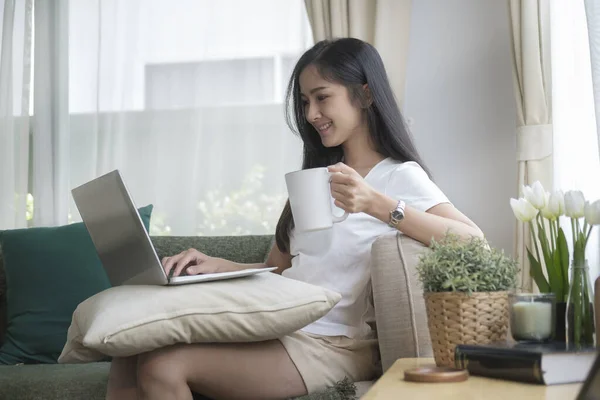 Smiling Young Woman Casual Clothes Holding Coffee Cup Using Laptop — стоковое фото