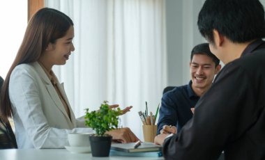 İşadamları ofis odasında projelerinde birlikte çalışıyorlar..