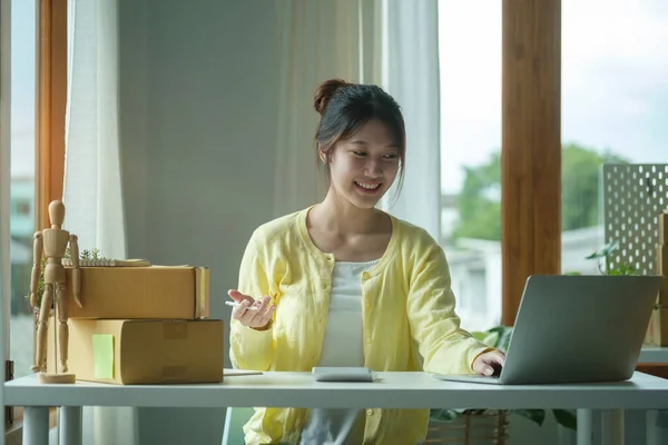 Young Startup Businesswoman Checking Order Internet Home Office Startup Small — Φωτογραφία Αρχείου