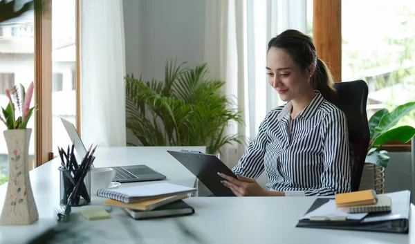 Empresaria Enfocada Revisando Documento Financiero Lugar Trabajo — Foto de Stock