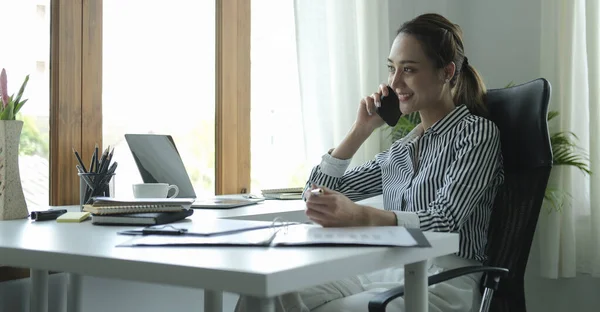 Emprendedora Exitosa Hablando Por Teléfono Móvil Mientras Encuentra Una Oficina — Foto de Stock