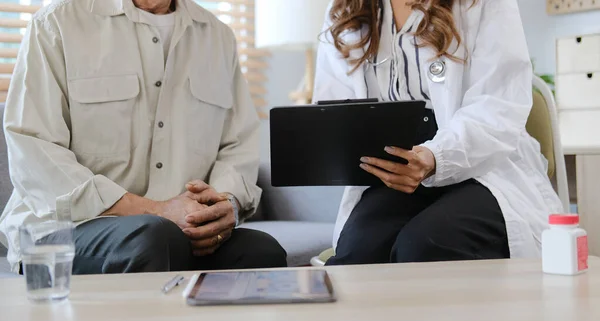 Branco Uniforme Médico Consultar Paciente Sexo Feminino Usando Tablet Consulta — Fotografia de Stock