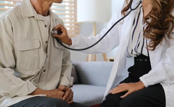 Doctora Tiro Recortado Sosteniendo Estetoscopio Escucha Paciente Mayor Concepto Atención — Foto de Stock