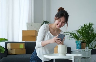 Başlangıçta küçük işletme girişimcileri ev ofisinde çalışırken cep telefonlarından sipariş alıyorlar.