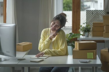 Başlangıçta küçük işletme girişimcileri ev ofisinde çalışırken cep telefonlarından sipariş alıyorlar.