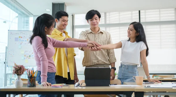 Overjoyed Young Business People Celebrating Success Startup Project Together Office — Stock fotografie