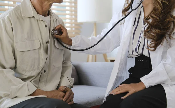 Beskärda Skott Kvinnlig Läkare Som Håller Stetoskop Lyssna Äldre Patientens — Stockfoto
