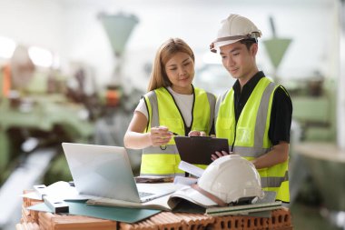 İnşaat alanındaki planları inceleyen mühendislerin fotoğrafları..