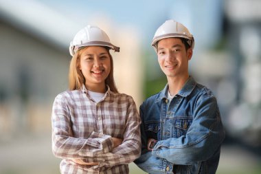 İnşaat alanında duran kendine güvenen mimarlar..