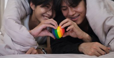 Gökkuşağı kalpli, sevecen eşcinsel çift. LGBT toplumunun sembolü, eşit haklar, güzellik ve sevgi.