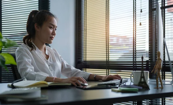 Beautiful Businesswoman Working Laptop Modern Office — Φωτογραφία Αρχείου