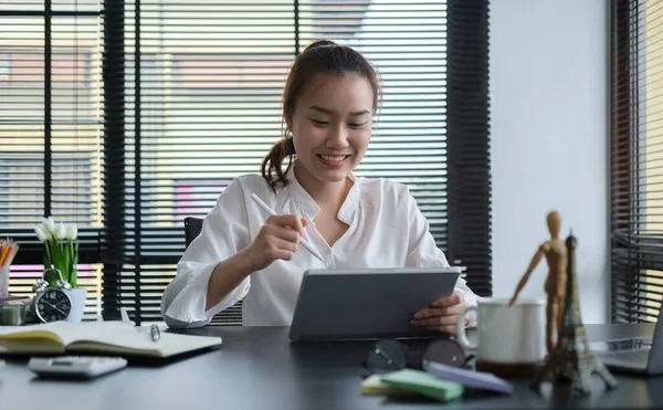 Happy Businesswoman Using Stylus Pen Writing Some Information Digital Tablet — Φωτογραφία Αρχείου