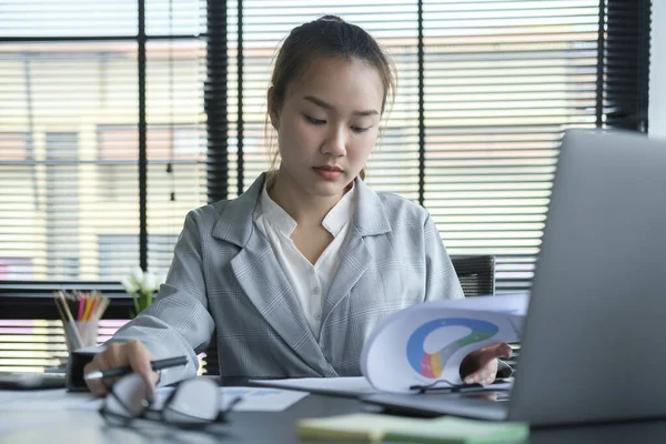 Serious Businesswoman Sitting Front Laptop Computer Her Workplace Reading Financial — Φωτογραφία Αρχείου