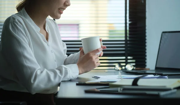 Charming Businesswoman Sitting Her Workplace Drinking Coffee — Φωτογραφία Αρχείου