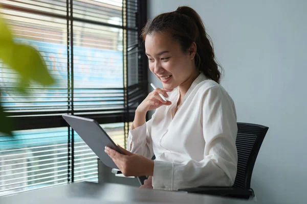 Attractive Young Businesswoman Sitting Modern Office Using Digital Tablet — Φωτογραφία Αρχείου