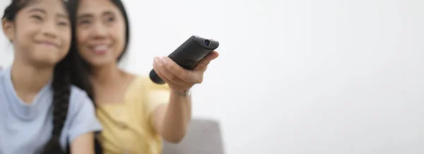 Asiática Madre Sosteniendo Mando Distancia Viendo Televisión Con Encantadora Hija —  Fotos de Stock