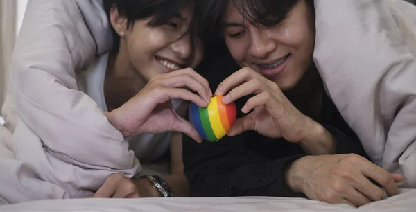 Aimant Couple Gay Tenant Coeur Arc Ciel Symbole Communauté Lgbt — Photo