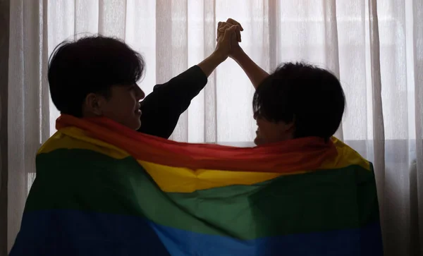 Heureux Couple Gay Sous Drapeau Arc Ciel Tenant Main Symbole — Photo