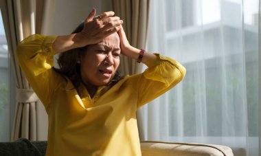 Stresli orta yaşlı bayan baş ağrısı çeken şakaklardan muzdarip. Yaşlı sağlık hizmetleri, sigorta kavramı.