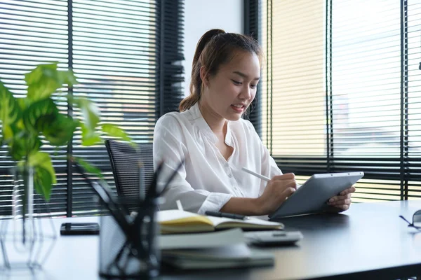 デジタルタブレット上のいくつかの情報を書くスタイラスペンを使用して幸せなビジネス女性 — ストック写真