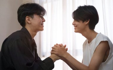 Mutlu eşcinsel çift el ele tutuşuyor. LGBT toplumunun sembolü, eşit haklar, güzellik ve sevgi.