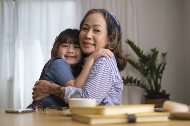 Yaşlı büyükanneyi sevmek, küçük torununa sarılmak, hafta sonları evde boş vakit geçirmek..
