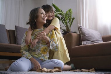 Sevgi dolu küçük bir kız büyükannesine sarılıyor, hafta sonunu evde birlikte geçiriyor..