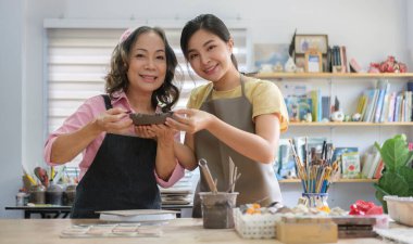 Orta yaşlı bir kadınla.