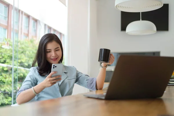Приваблива Азіатська Бізнес Леді Сидить Сучасному Офісі Використовує Мобільний Телефон — стокове фото