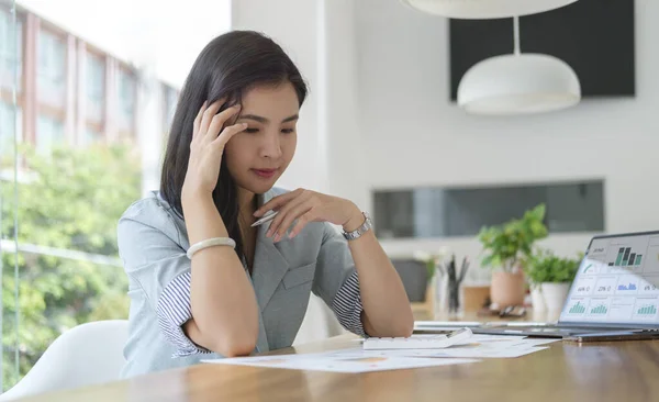 Young Asian Business Woman Sitting Her Workplace Reading Financial Document — Φωτογραφία Αρχείου