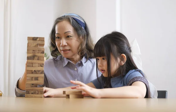 Entzückendes Kleines Mädchen Spielt Mit Großmutter Wohnzimmer Holzklötze Und Verbringt — Stockfoto