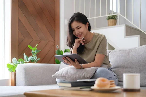 Giovane Donna Sorridente Abiti Casual Rilassarsi Comodo Divano Casa Utilizzando — Foto Stock