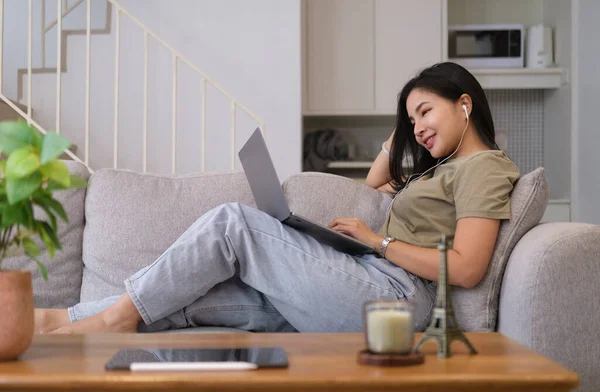 Giovane Donna Casual Che Rilassa Sul Comodo Divano Utilizza Computer — Foto Stock