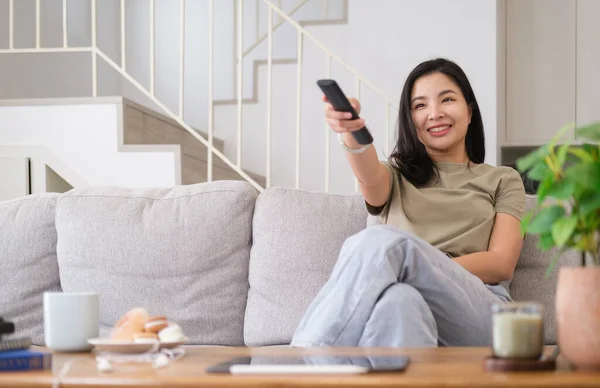 Lächelnde Junge Frau Sitzt Auf Bequemem Sofa Und Genießt Hause — Stockfoto
