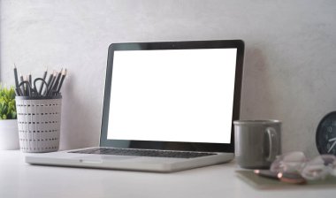 Boş ekran, kahve fincanı ve saksı bitkisi olan bilgisayar bilgisayarı. Merkez Ofis.