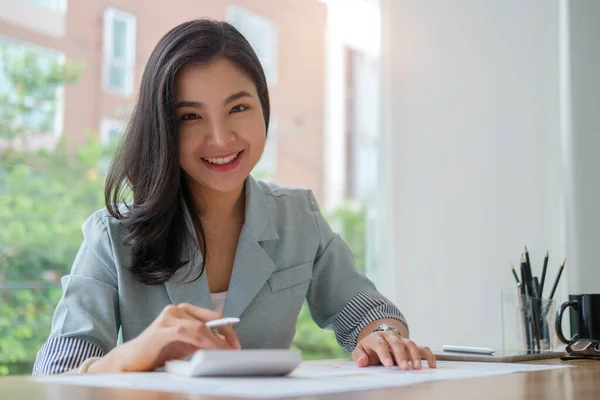 Young Asian Business Woman Sitting Her Workplace Reading Financial Document — Φωτογραφία Αρχείου