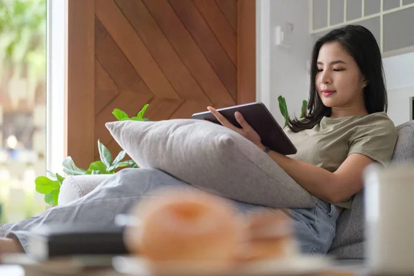 Bella Donna Asiatica Abiti Casual Riposo Sul Divano Navigare Internet — Foto Stock