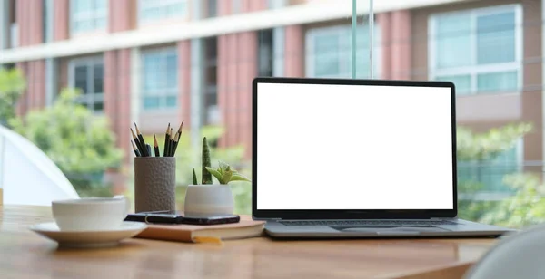 Computer Laptop Kaffeetasse Und Schreibwaren Auf Holztisch Neben Großem Fenster — Stockfoto