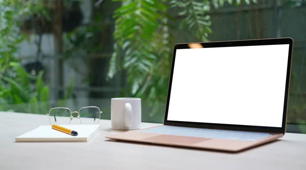 Computadora Portátil Simulada Con Pantalla Blanco Una Mesa Madera Lugar —  Fotos de Stock