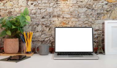 Boş ekran, kahve fincanı ve saksı bitkisi olan bilgisayar bilgisayarı. Merkez Ofis.