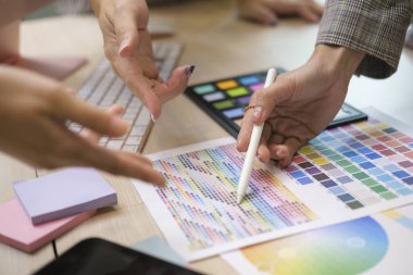 Yeni başlatılan projede birlikte çalışan bir grup genç yaratıcı iş arkadaşı..