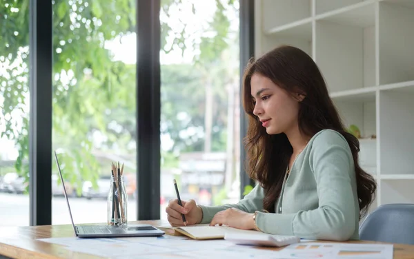 Concentrated Young Woman Reviewing Online Reports Using Laptop Computer Modern — ストック写真